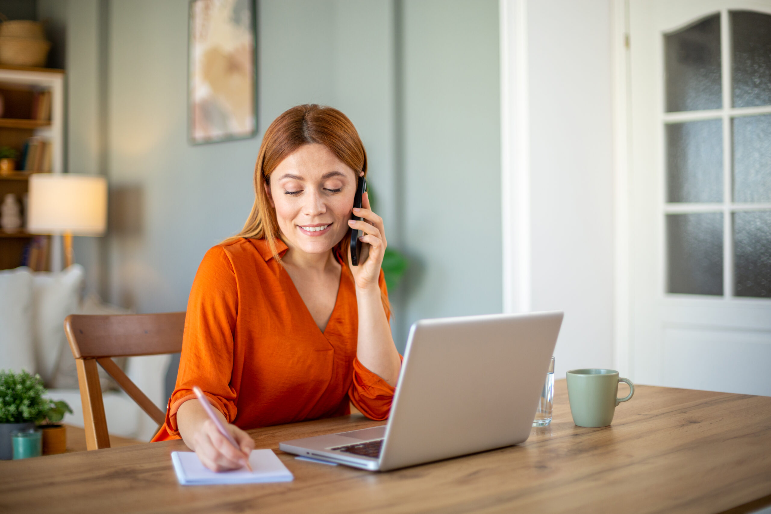 Vrouw aan de telefoon